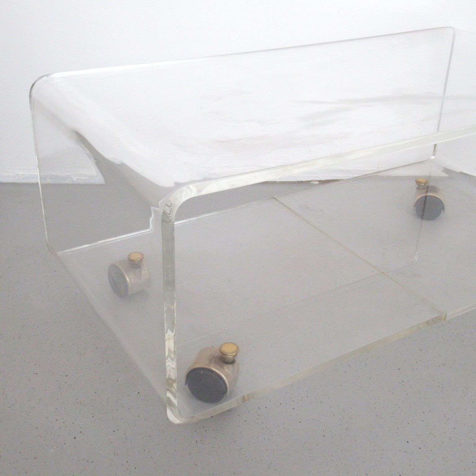 Table basse en altuglas Michel Dumas Roche Bobois