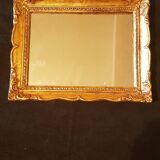 Petit miroir en bois doré.