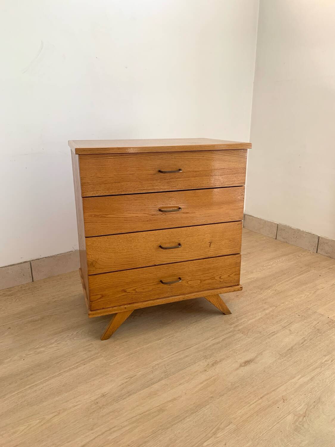 Commode pieds compas