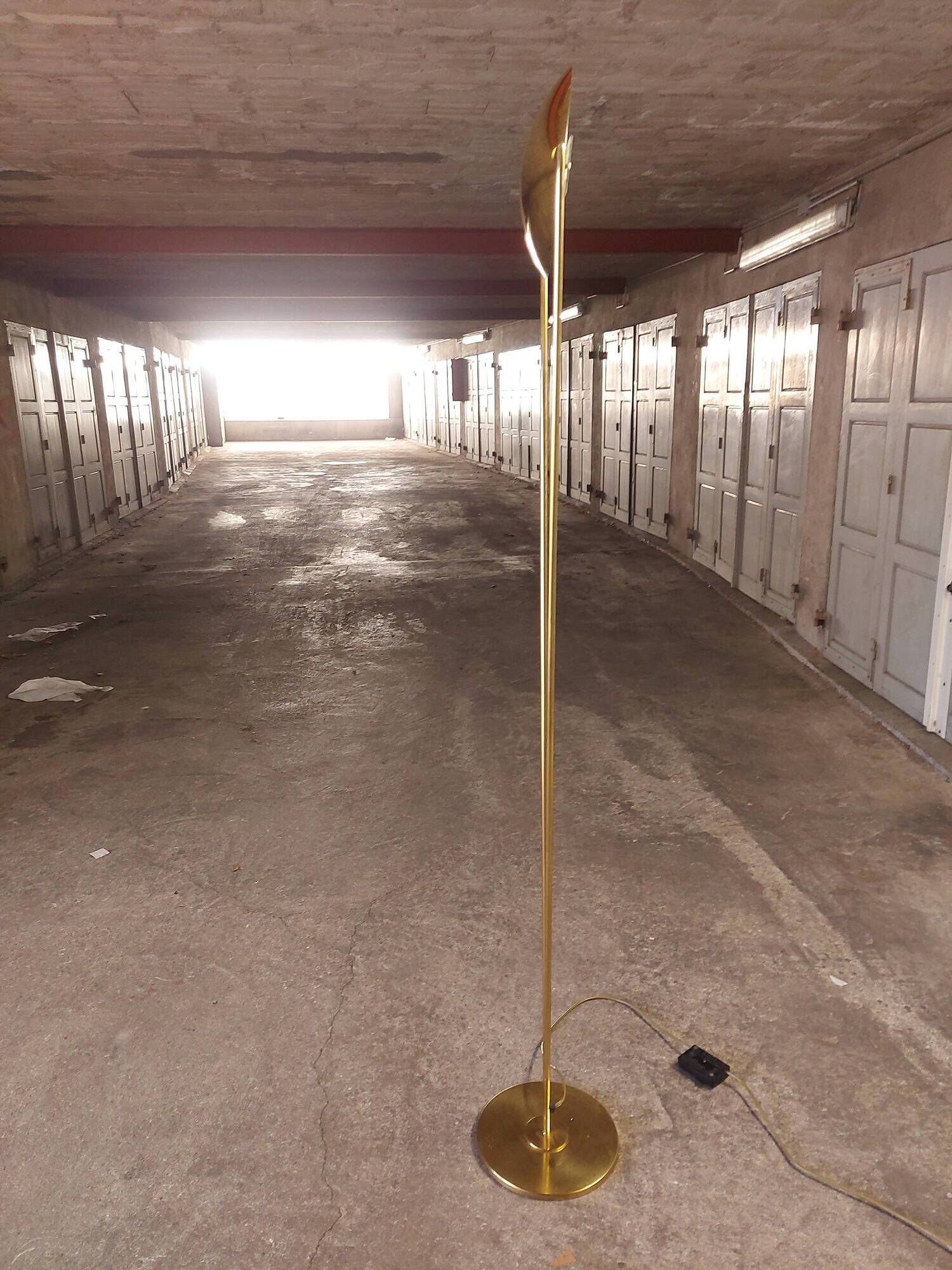 Victory brass floor lamp from the 80's, design studio Artof for Lumen