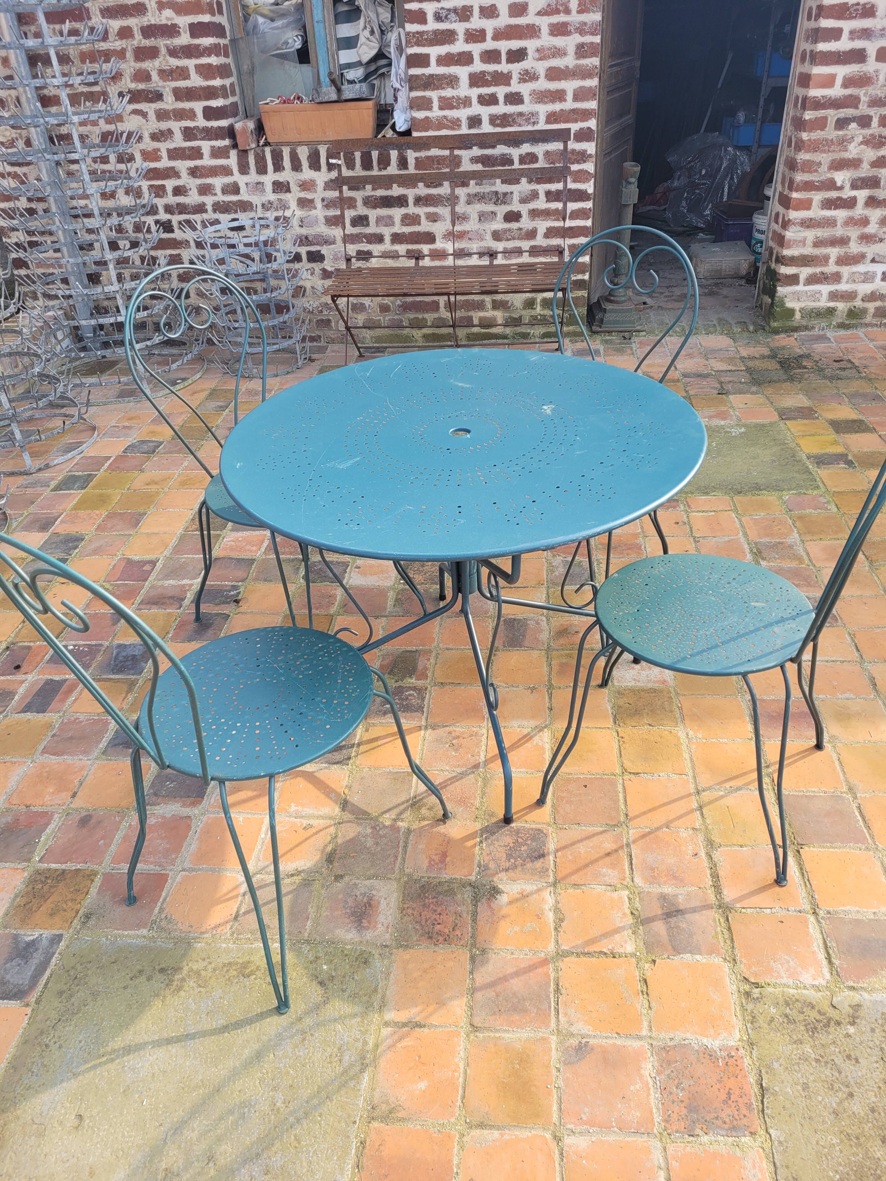 Salon de jardin en fer forgé, table & 4 chaises