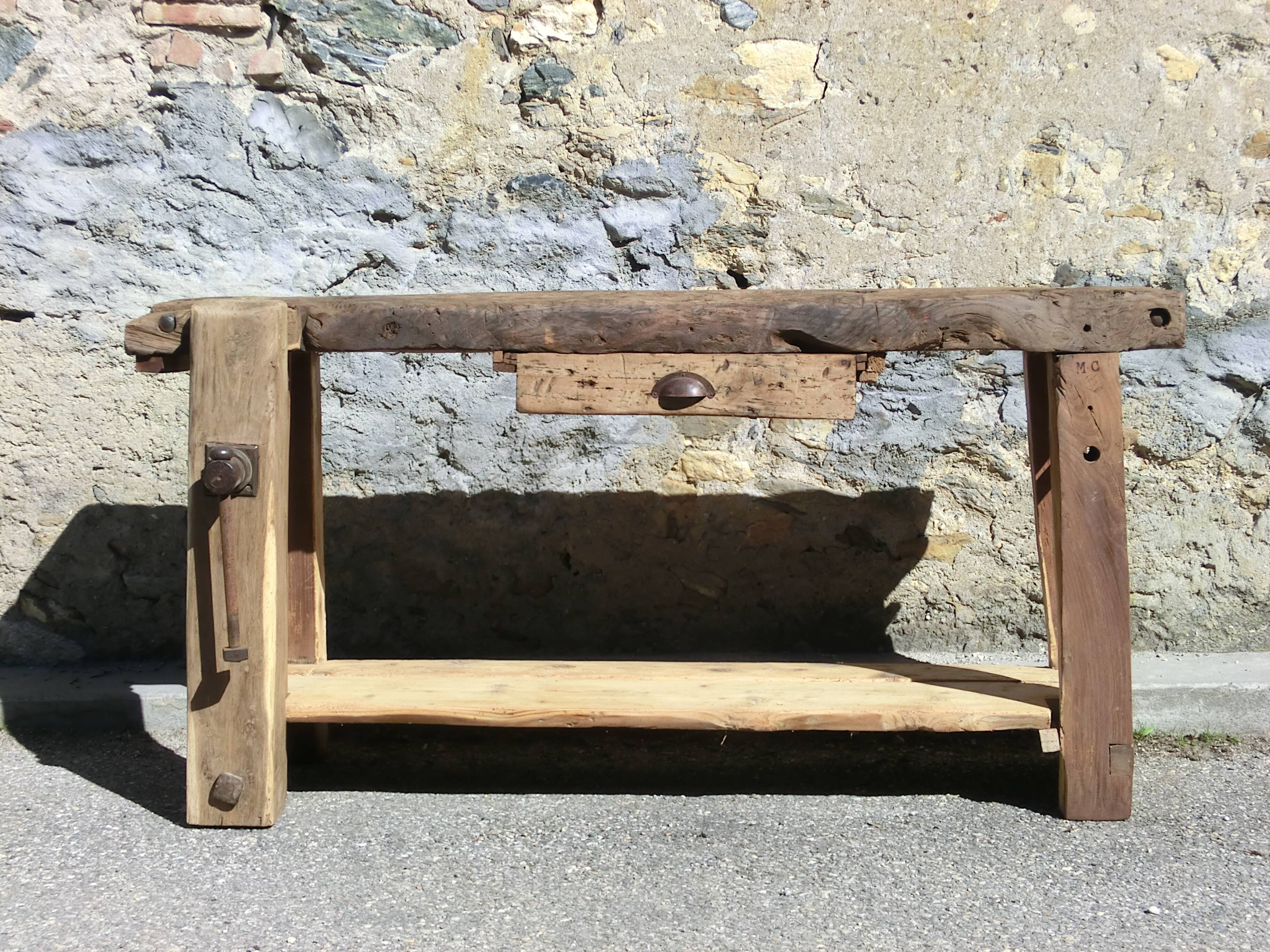 Very old oak carpenter's workbench - A charming piece of trade furniture.