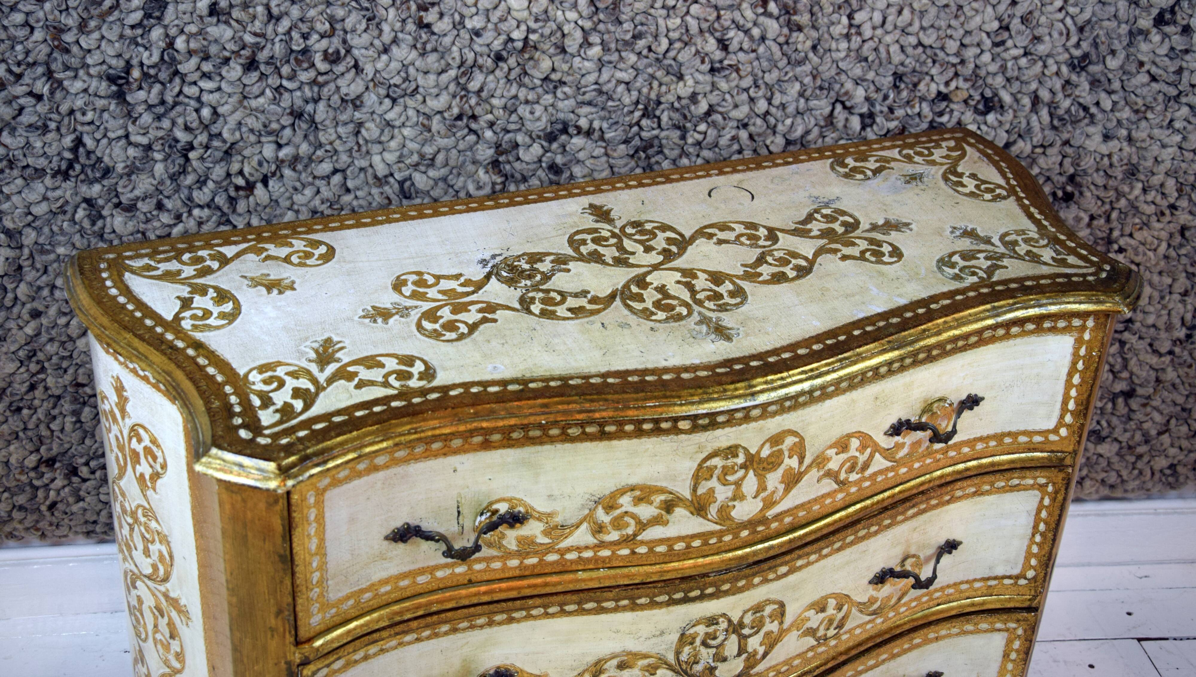 Italian chest of drawers