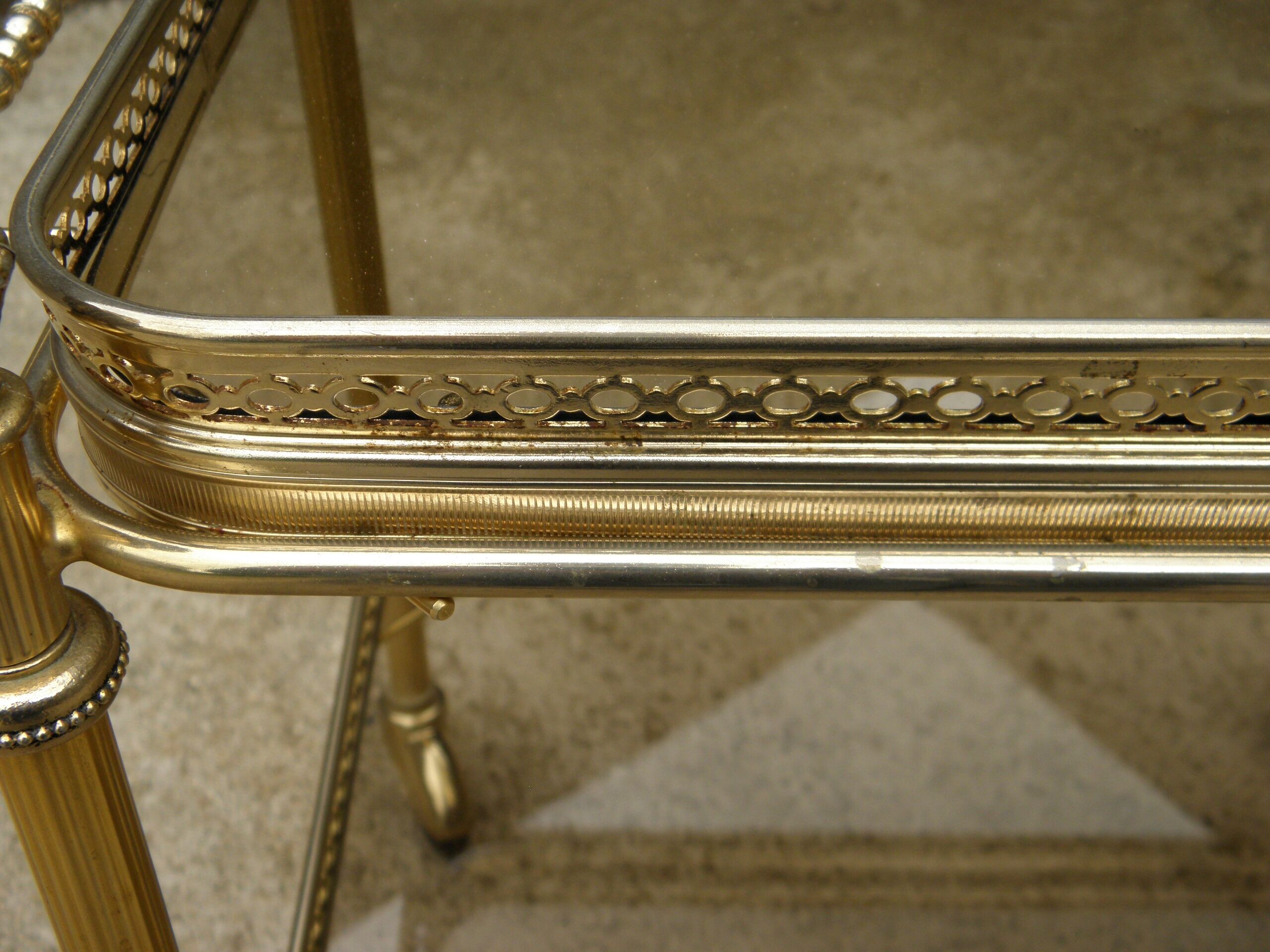 Rolling dessert in gold metal