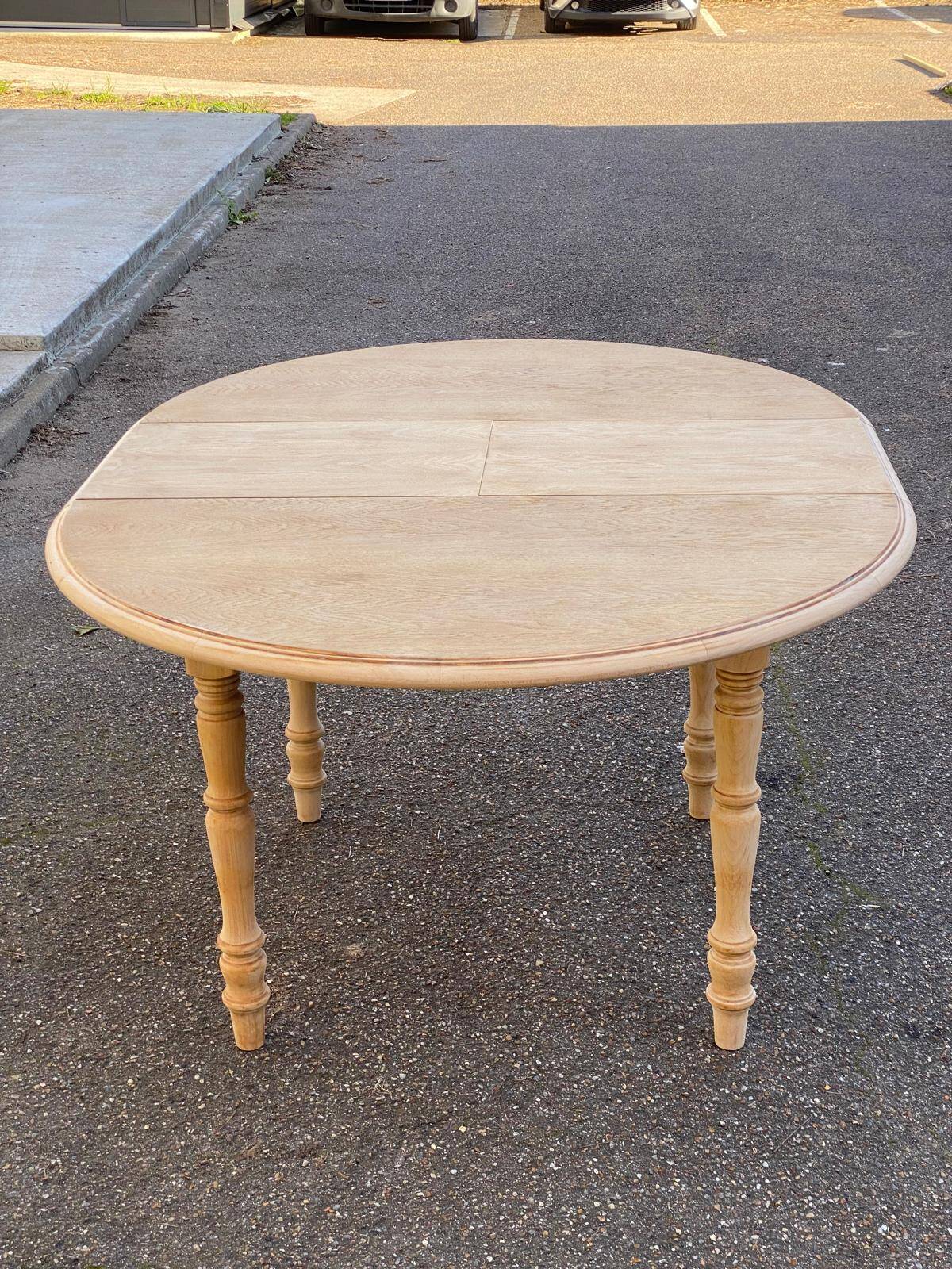 Renovated Louis Philippe round extendable dining table 115cm for 6 people.