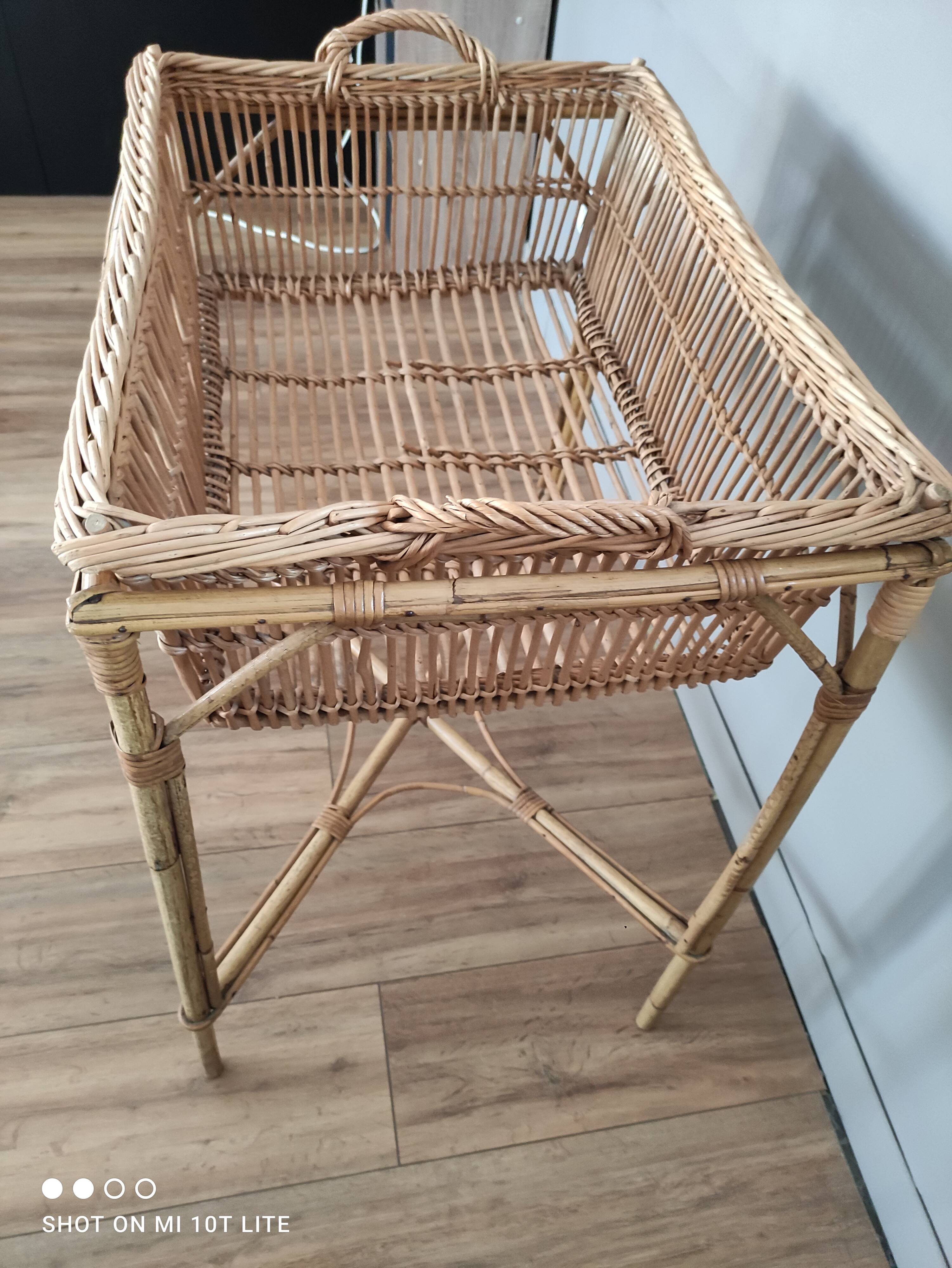 Panière à linge vintage en rotin sur piètement