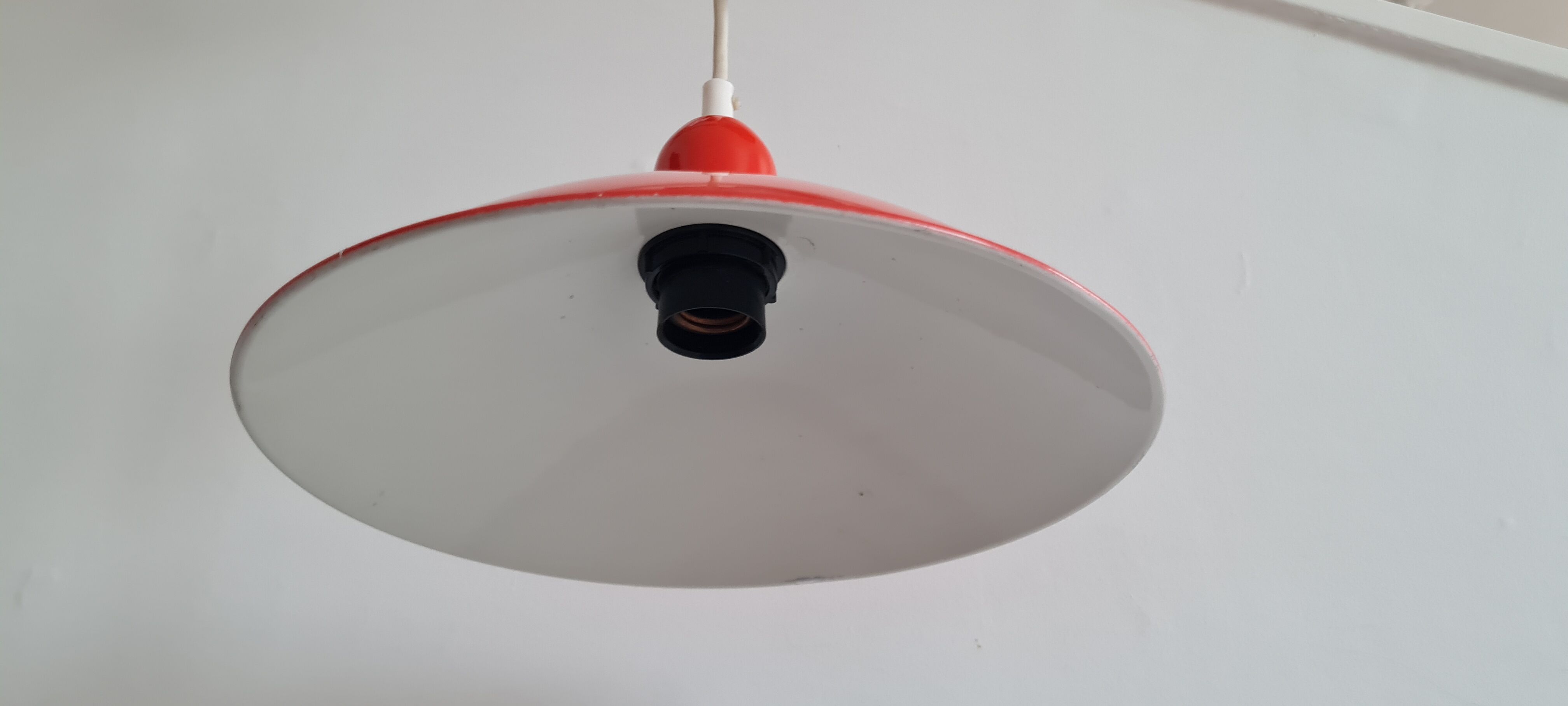 Enamelled sheet metal suspension