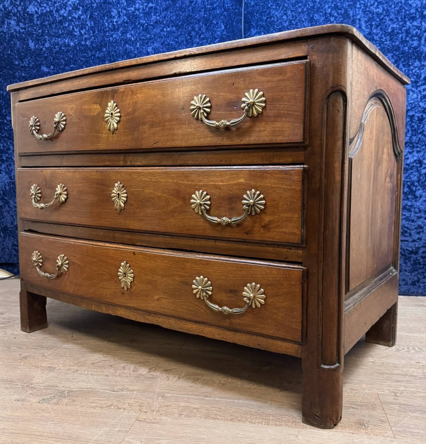 Curved Louis XIV period chest of drawers in solid walnut circa 1700