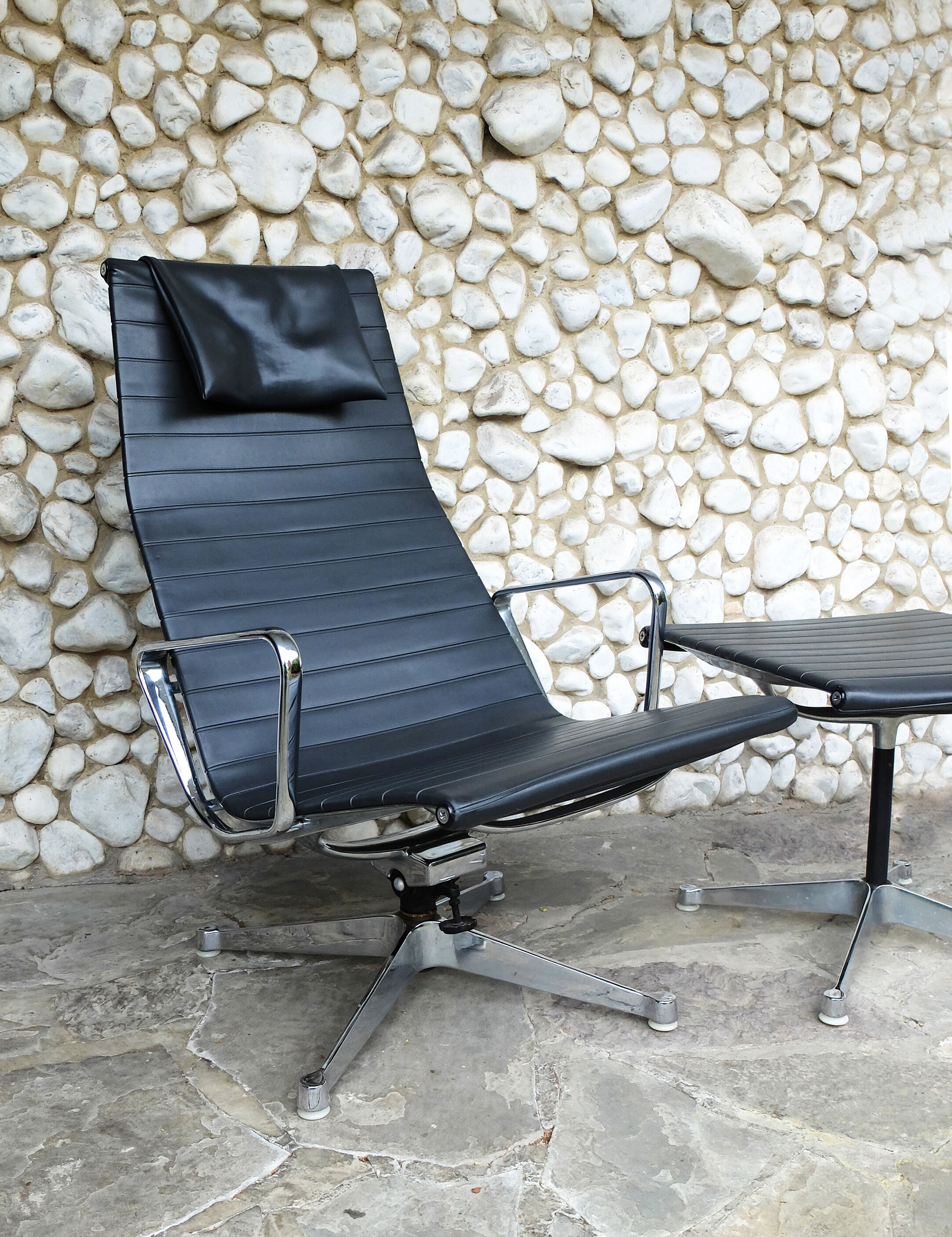 Lounge Chair Chair EA124 - Ottoman EA125 by Charles - Ray Eames for Herman Miller 1960s