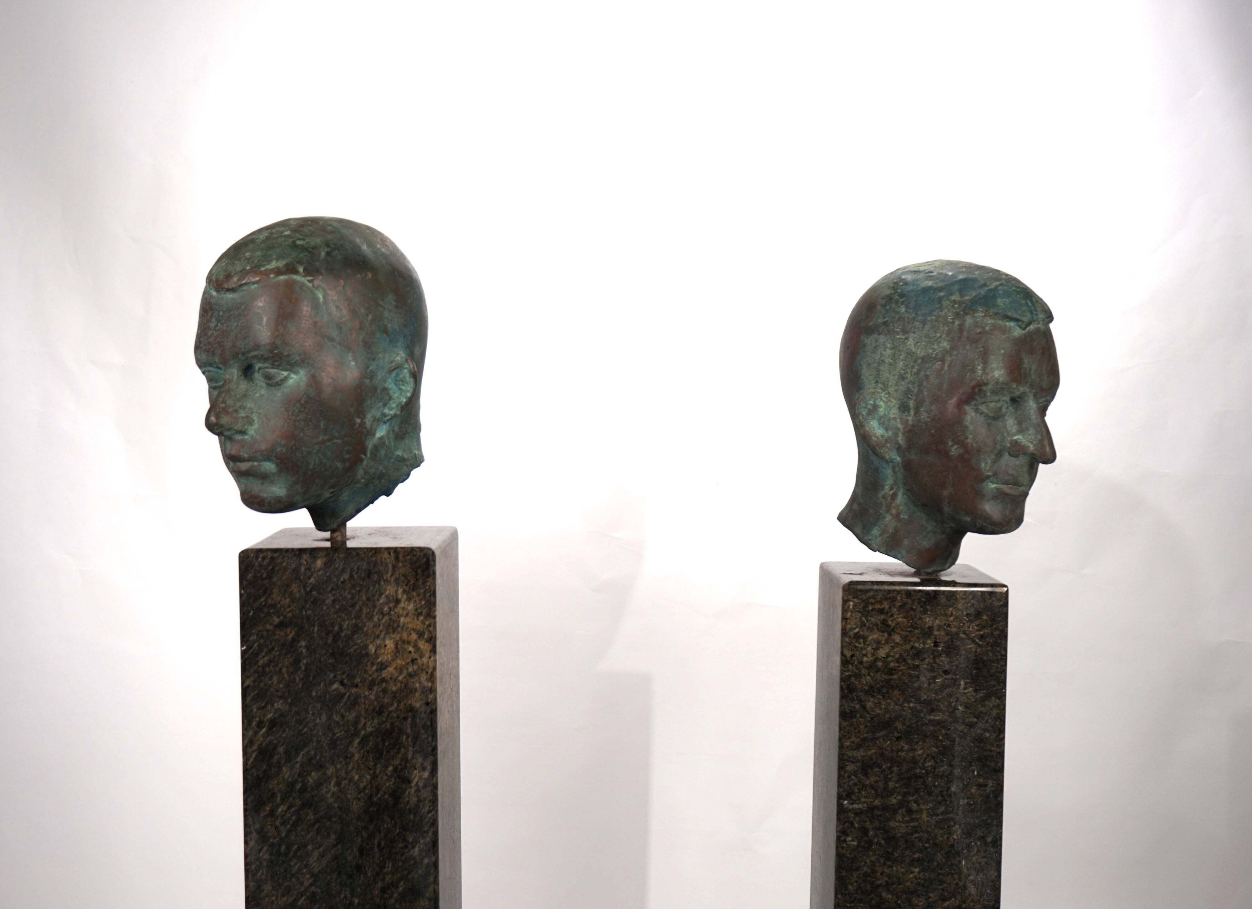 Ensemble de deux bustes en bronze sur stèles en granit par un élève de Georg Kolbe, 1925