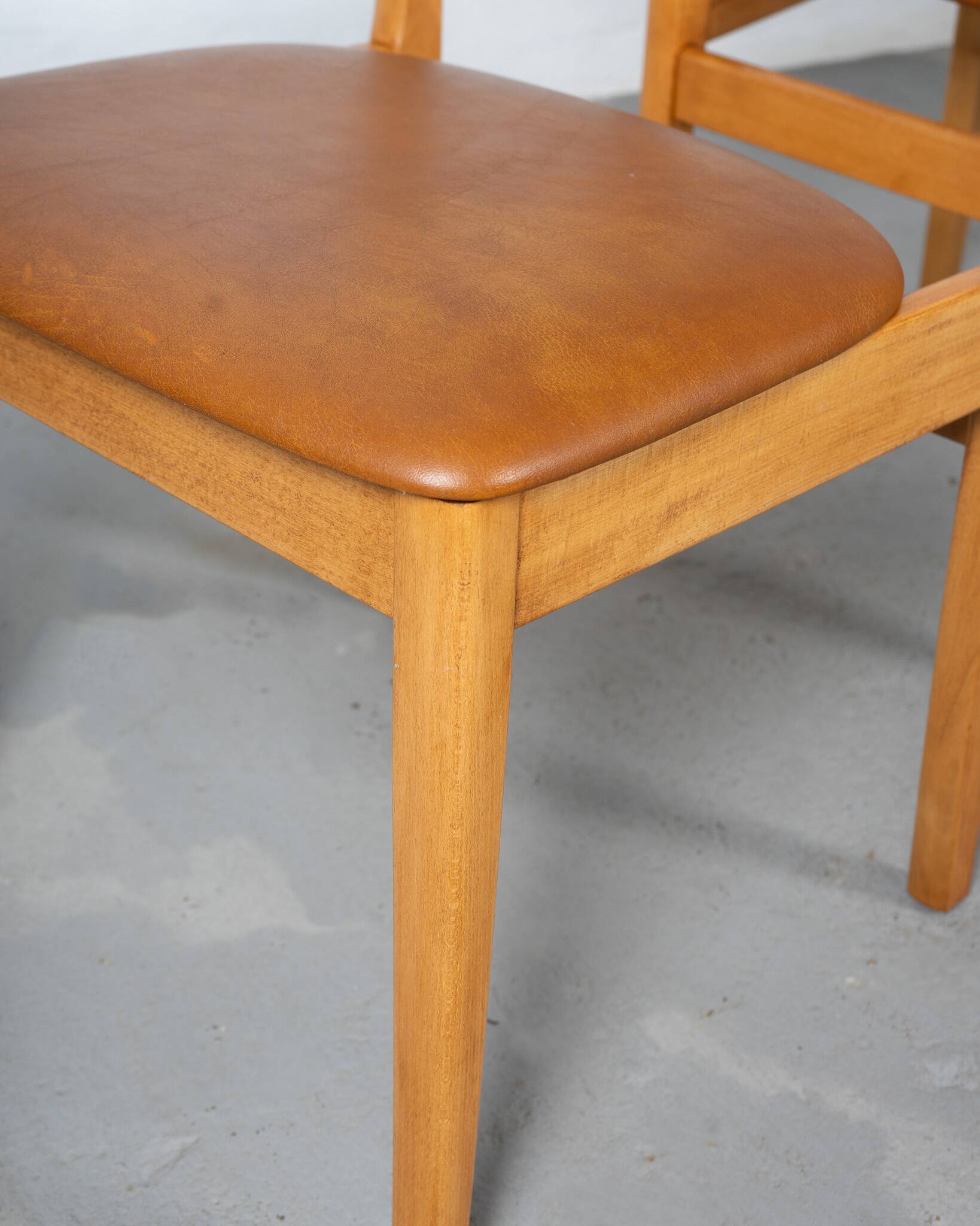 Set of 6 Danish dining chairs made of beech and brown leatherette.