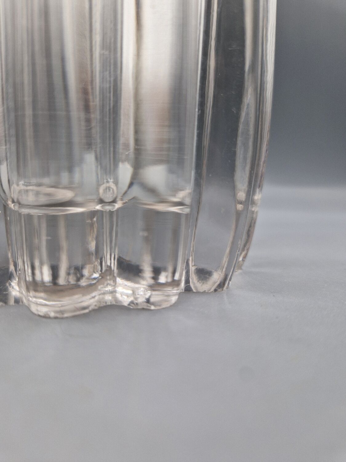 Large vintage clear glass fluted vase with wavy rim 26 cm