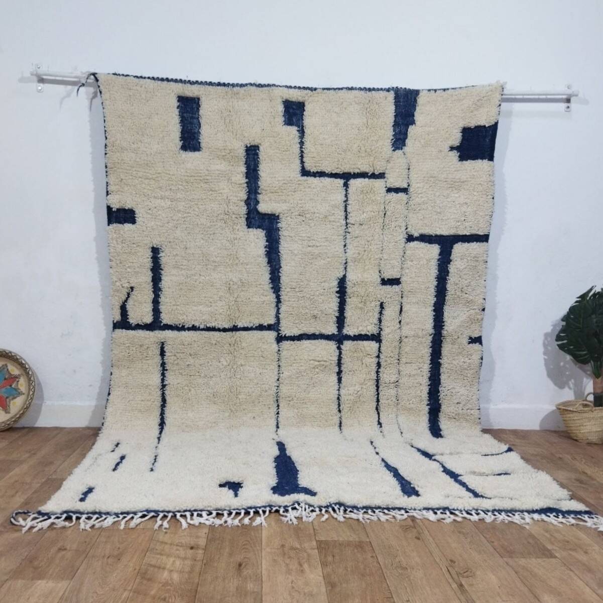 Tapis berbère marocain en laine écru et bleu – 283 x 188 cm