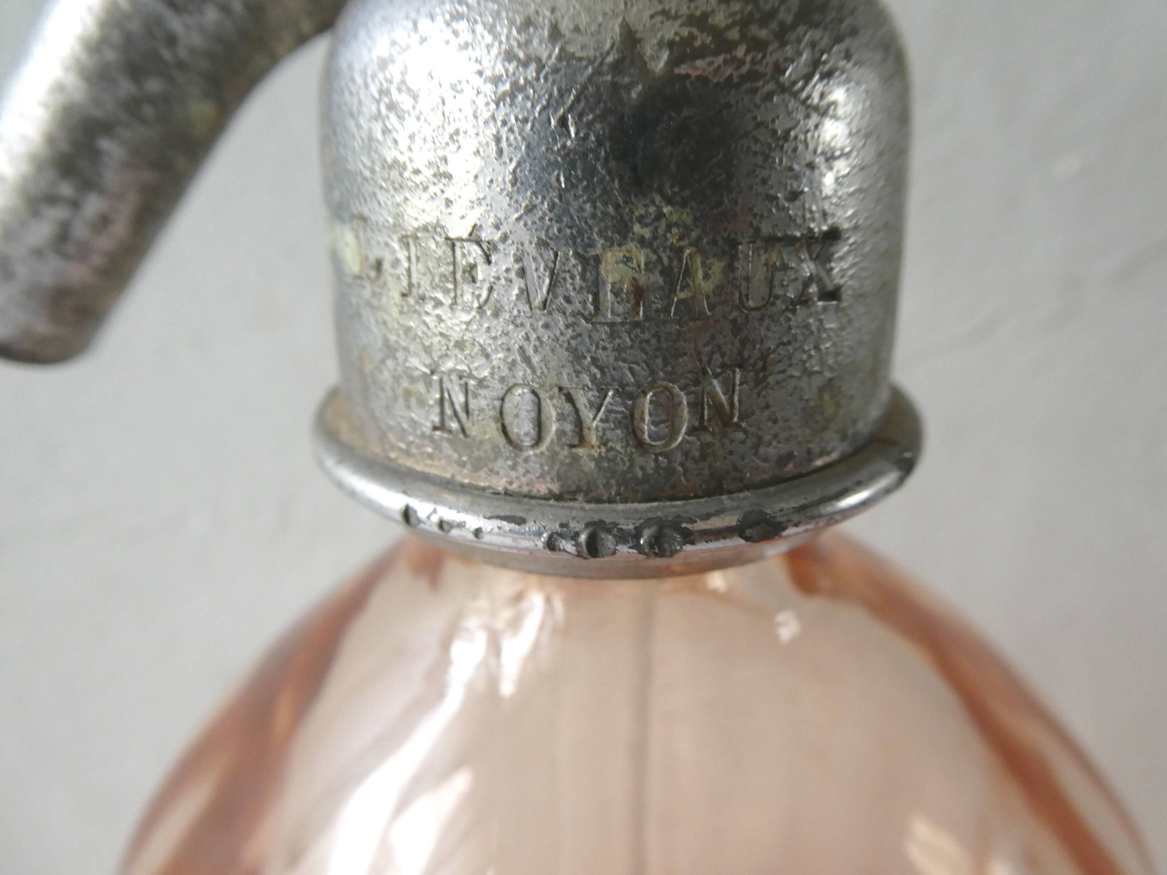 Siphon bouteille à eau de seltz, en verre rose, Lievaux à Noyon