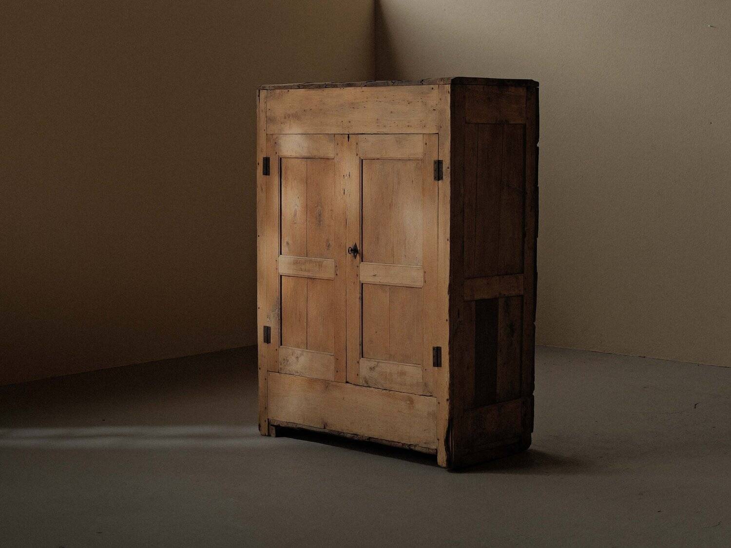 Petit meuble paysan en bois massif, vers 1900