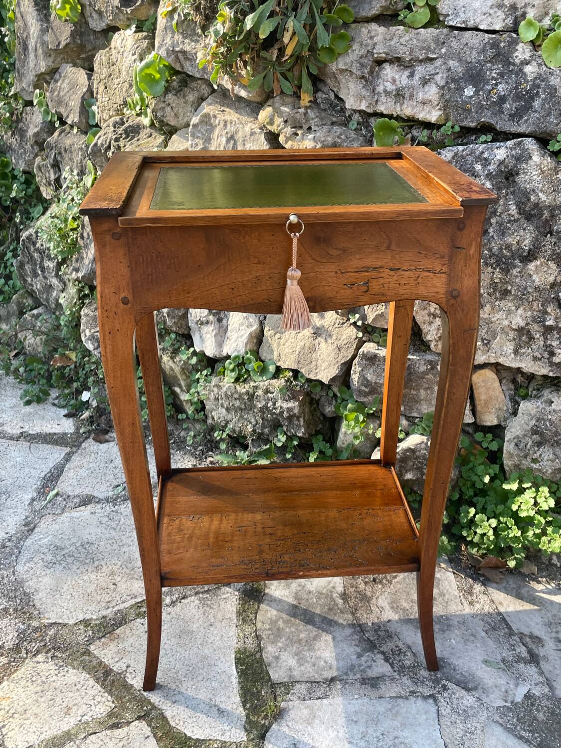 Small Louis XV period writing table in Walnut. 18th Century Period