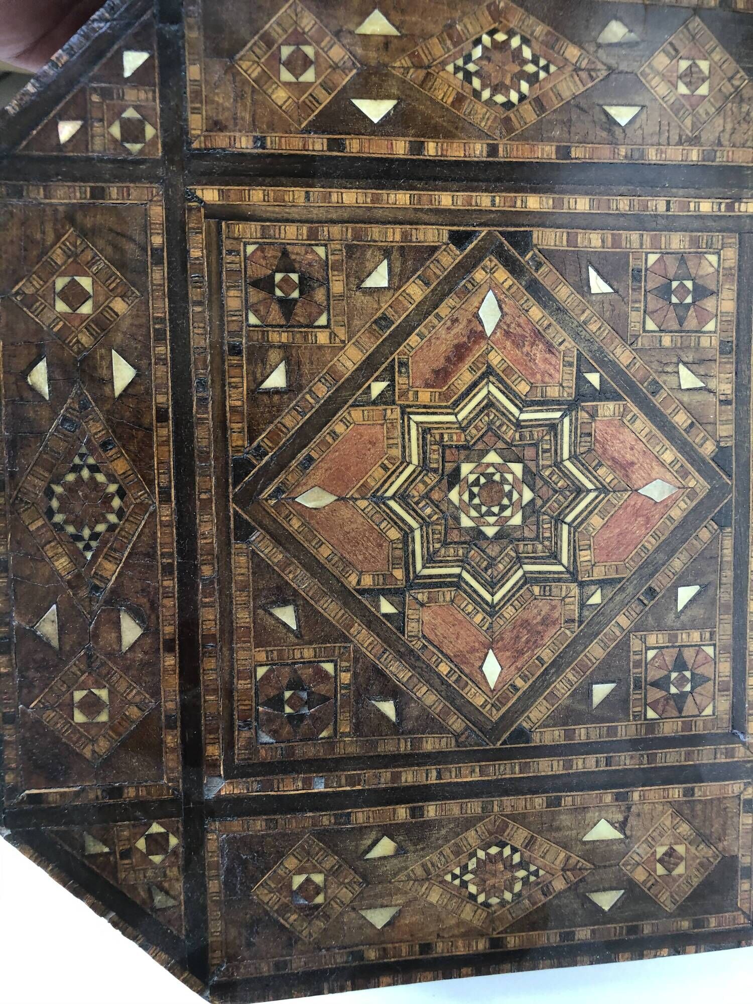 Box or box has jewelry in oriental marquetry. Colonial period around 1950 .