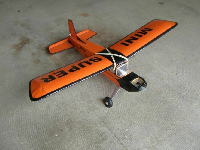 Modélisme RC  avion Mini Super en bois balsa envergure 115cm