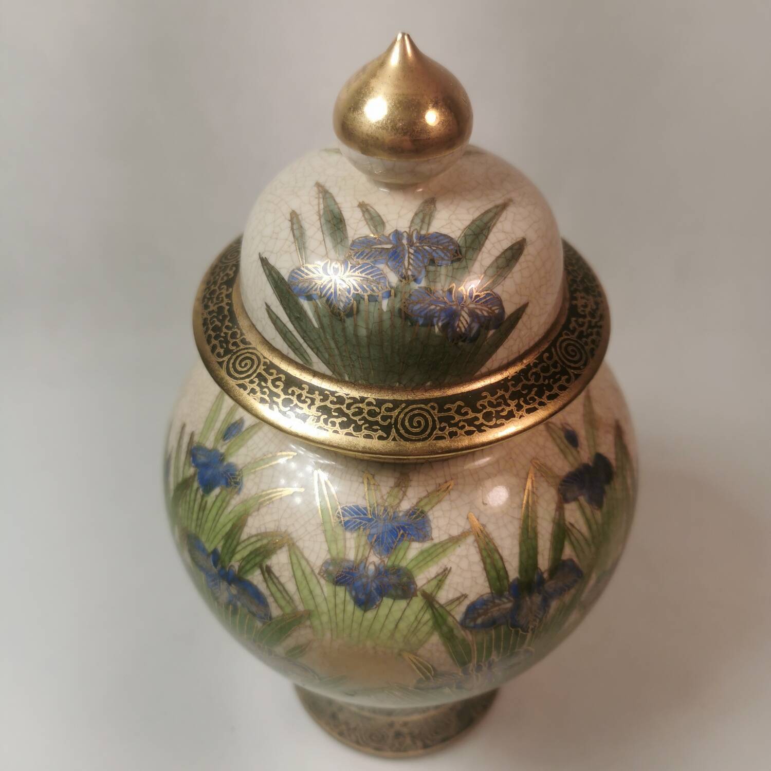 Superb Ginger Pot Vase in Japanese Porcelain Satsuma Family Shimazu Golden Iris Patterns