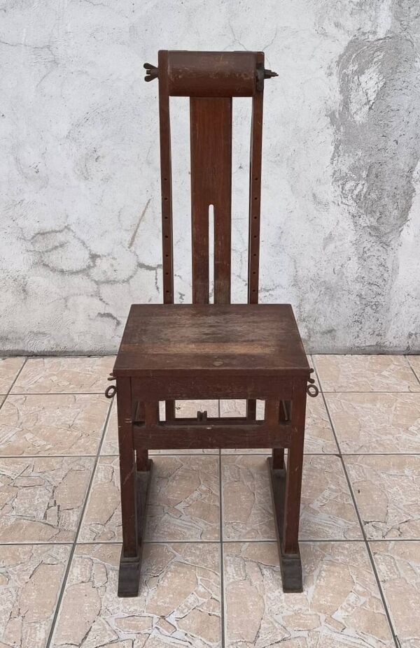 Rare ancienne chaise de kinésithérapie en chêne