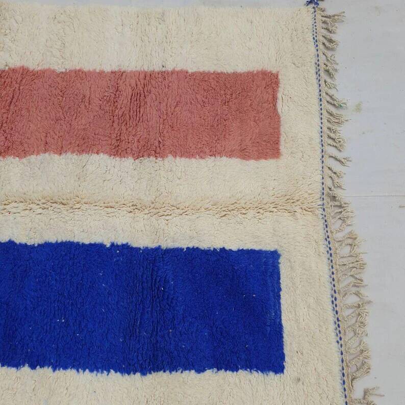 Large Moroccan rug made of natural wool, dimensions 250x150 cm, handmade.