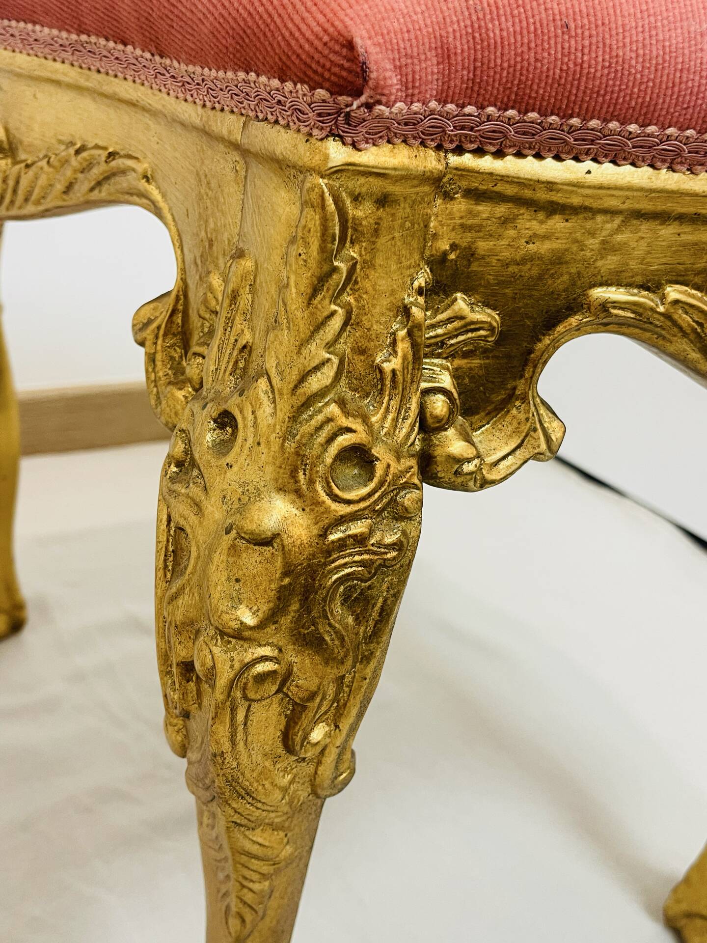 Louis XV Rococo style stool in gilded wood – pink seat – 20th century