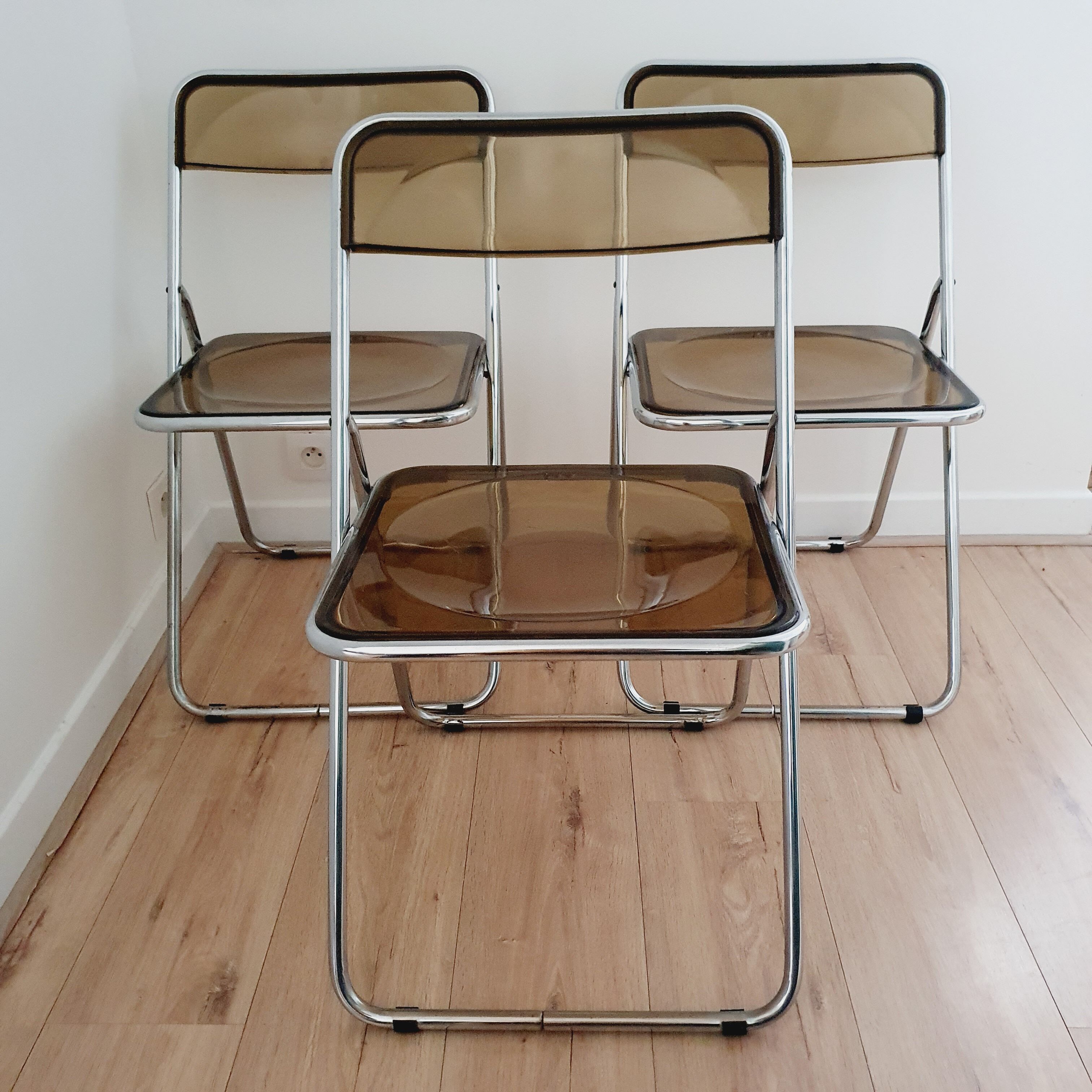 Trio de chaises pliantes en plexiglas
