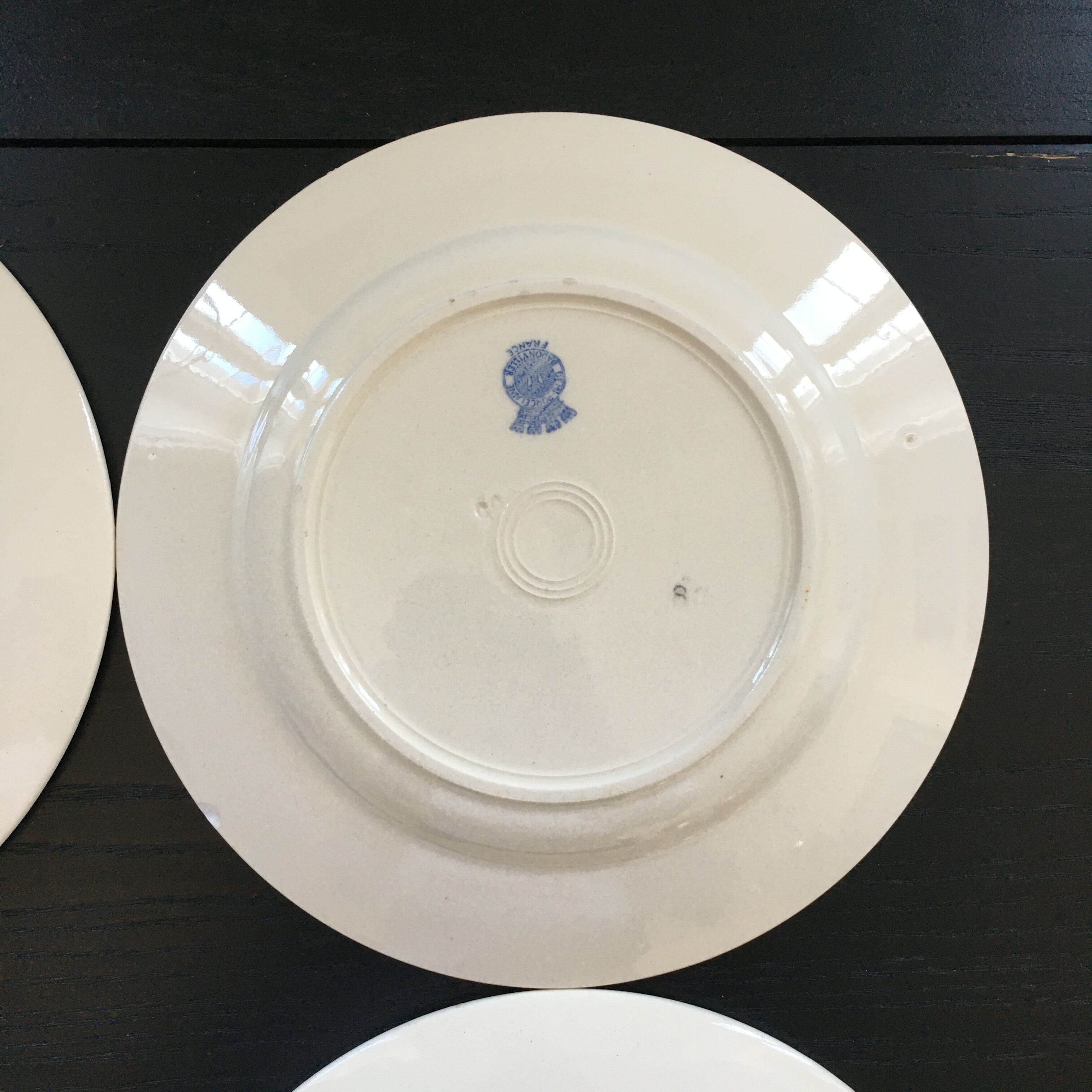 Set of 4 plates with tulip decoration.