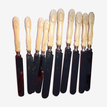 10 couteaux manches en ivoire monogramme