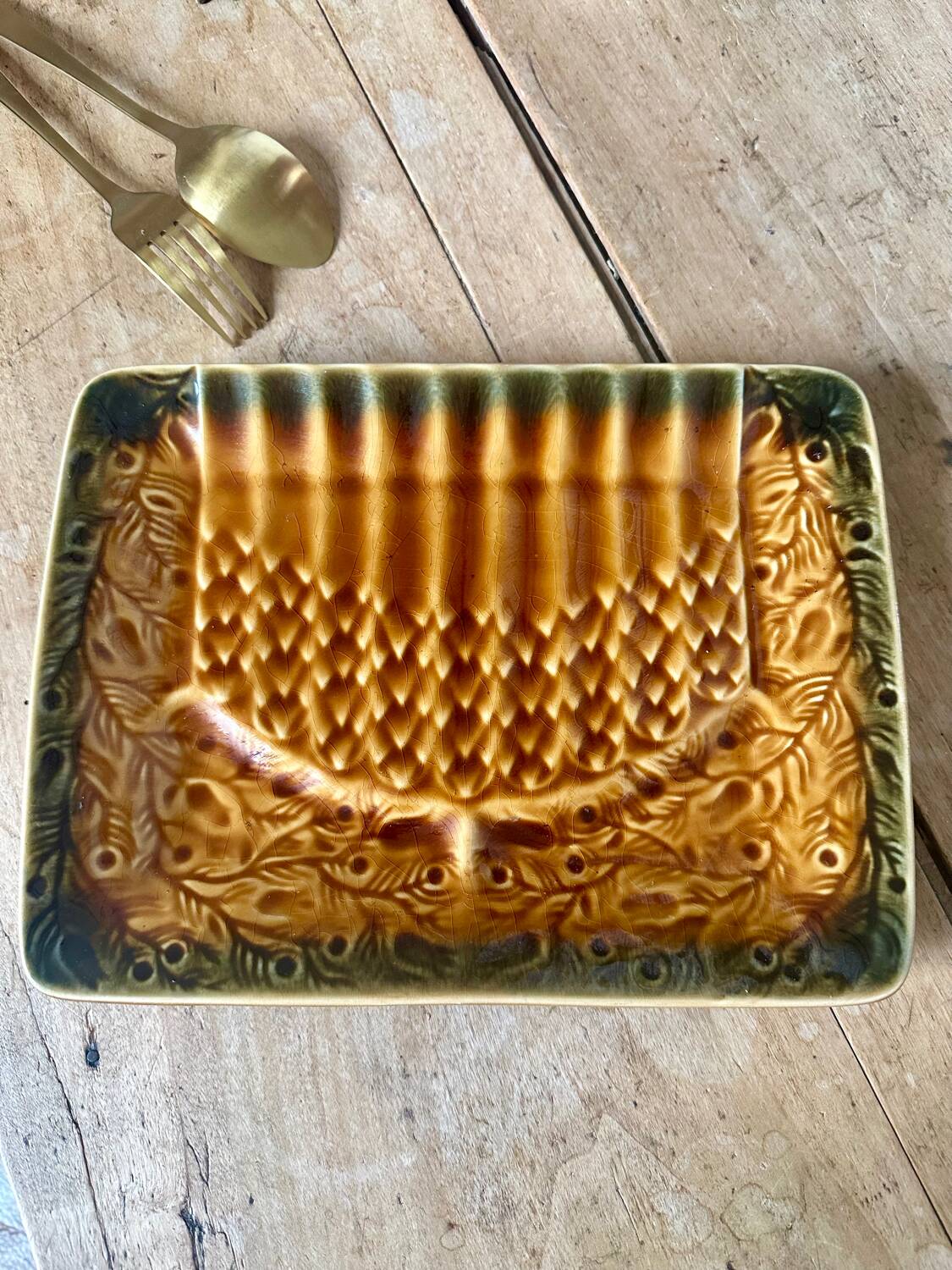 Petit plat à asperges en barbotine