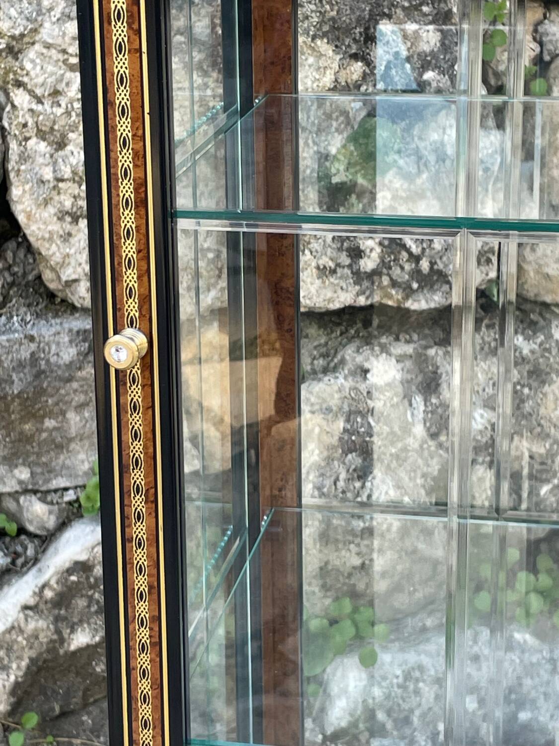 Pair of display cases in magnifying glass and black & gold lacquer, 20th century period