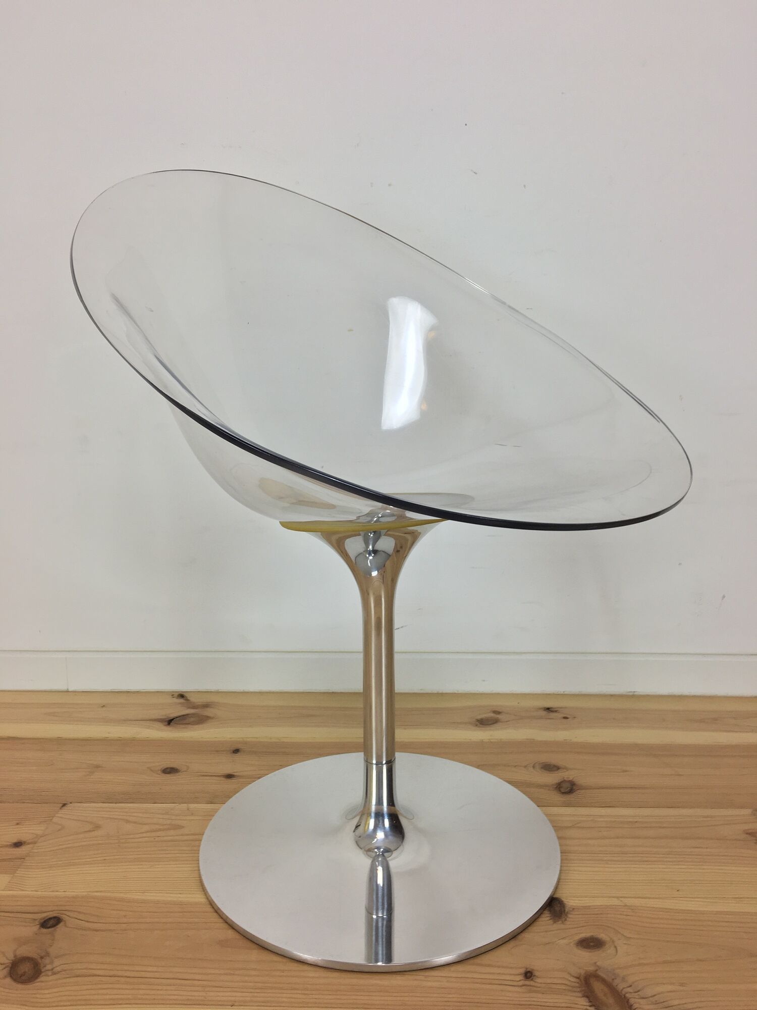 Eros foot armchair tulip Plexiglas and aluminum, by Philippe Starck