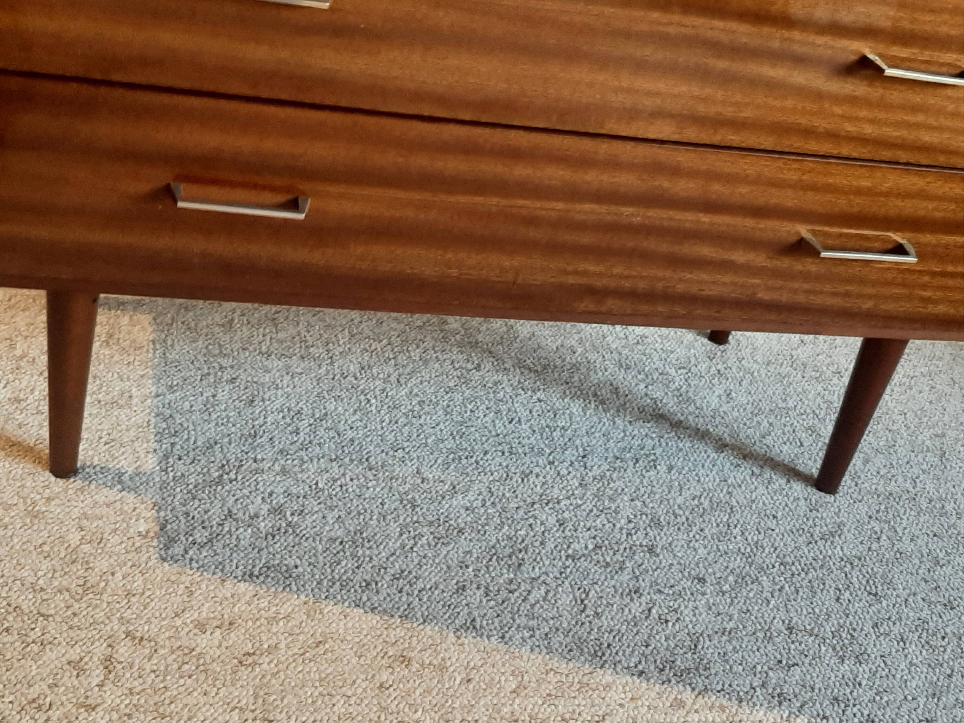 Commode en bois vernis, années 80