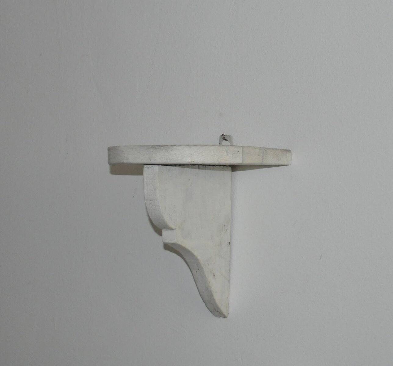 White painted wooden wall shelf from the 1950s, with a rounded top and sculpted console.