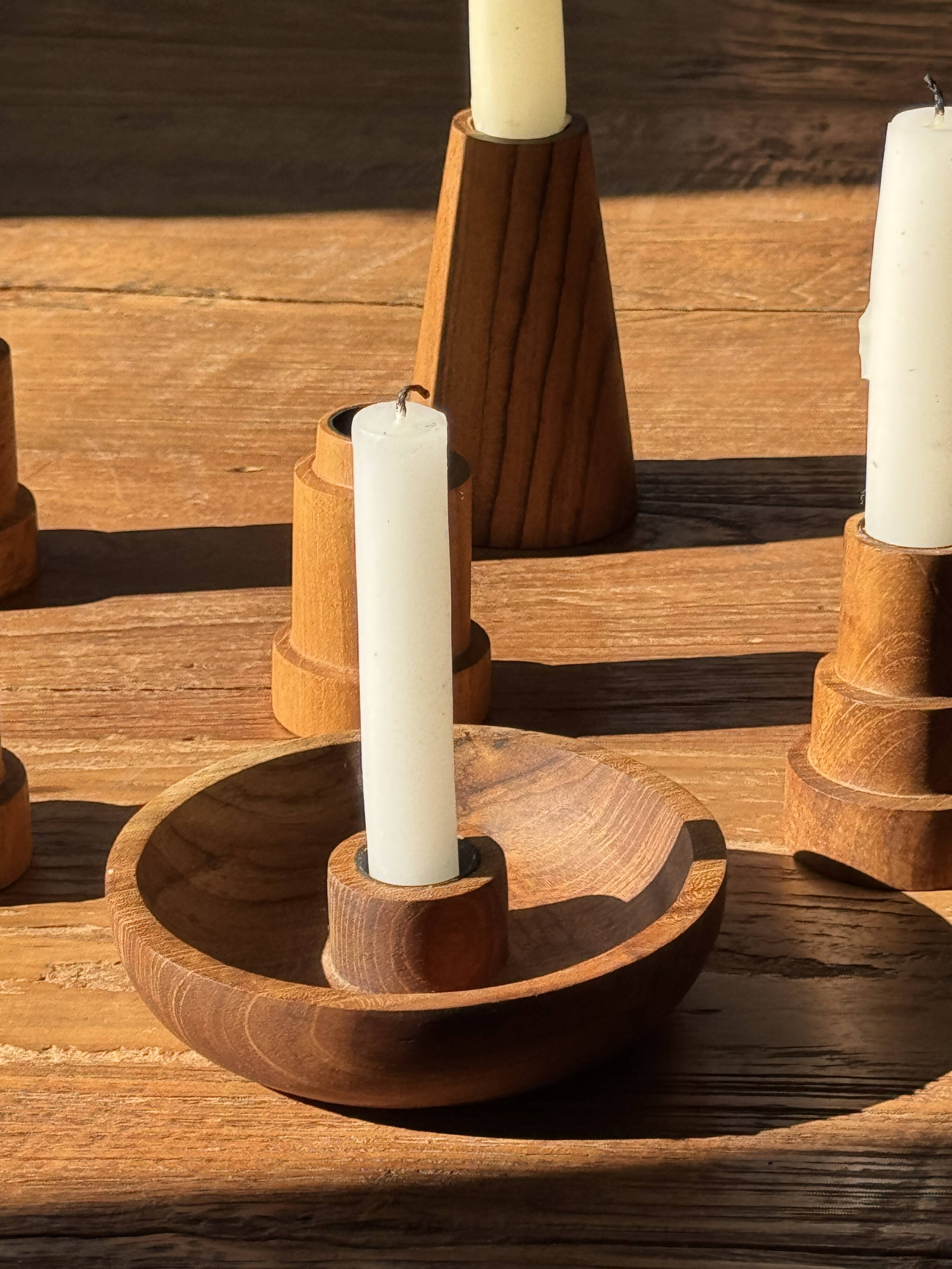 Circular teak monoxyle candlestick, pyramidal with a high central part H7 D5.
