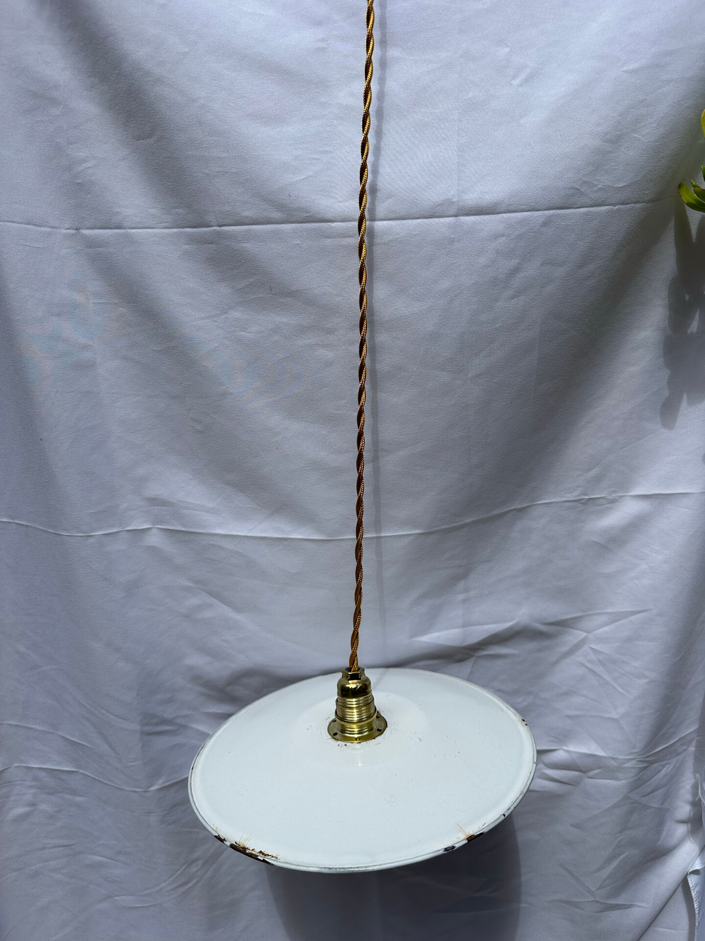 Suspension vintage blanche en tôle émaillée style indus ferme