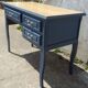 Bureau peint en bleu