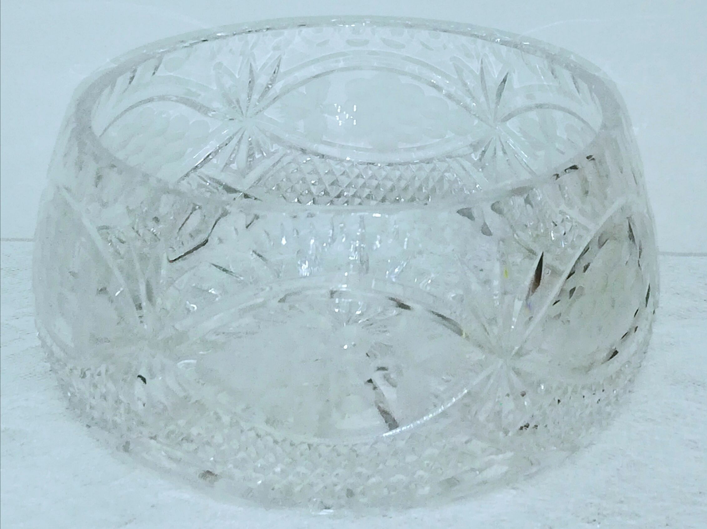 Salad bowl in cut and chiseled crystal