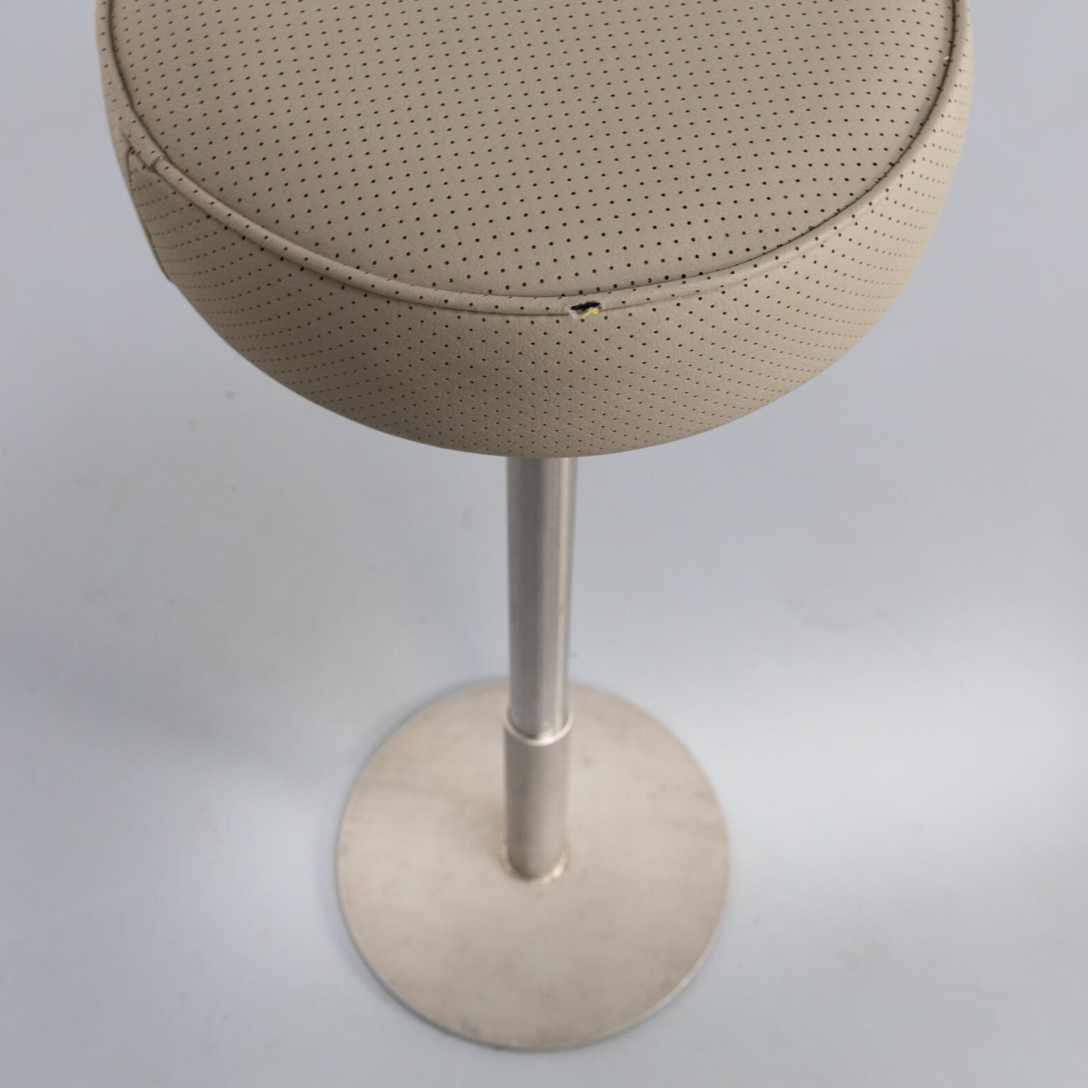 70s cast stainless steel and leather stool set/3