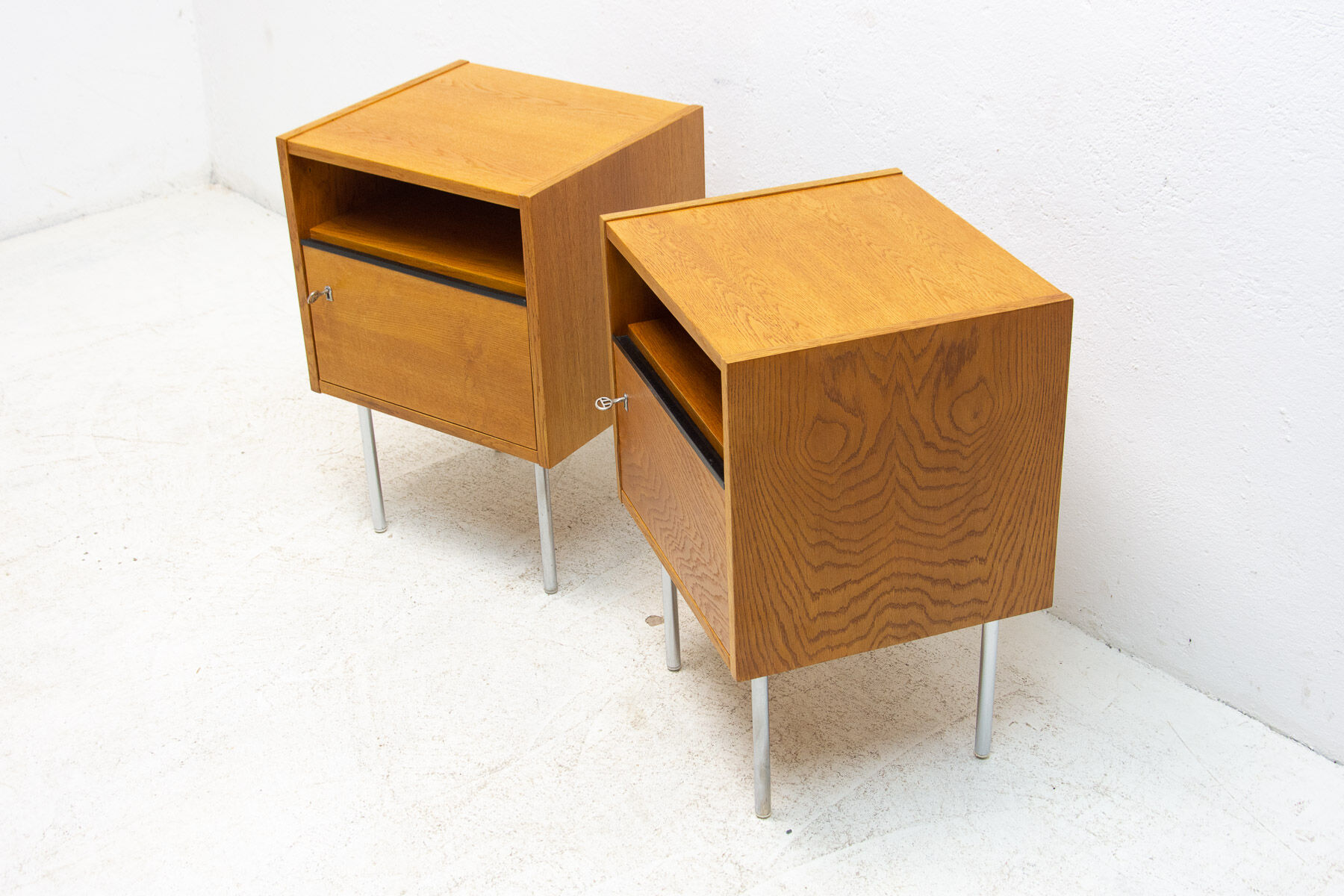 Paire de tables de chevet du milieu du siècle, années 1960, Tchécoslovaquie