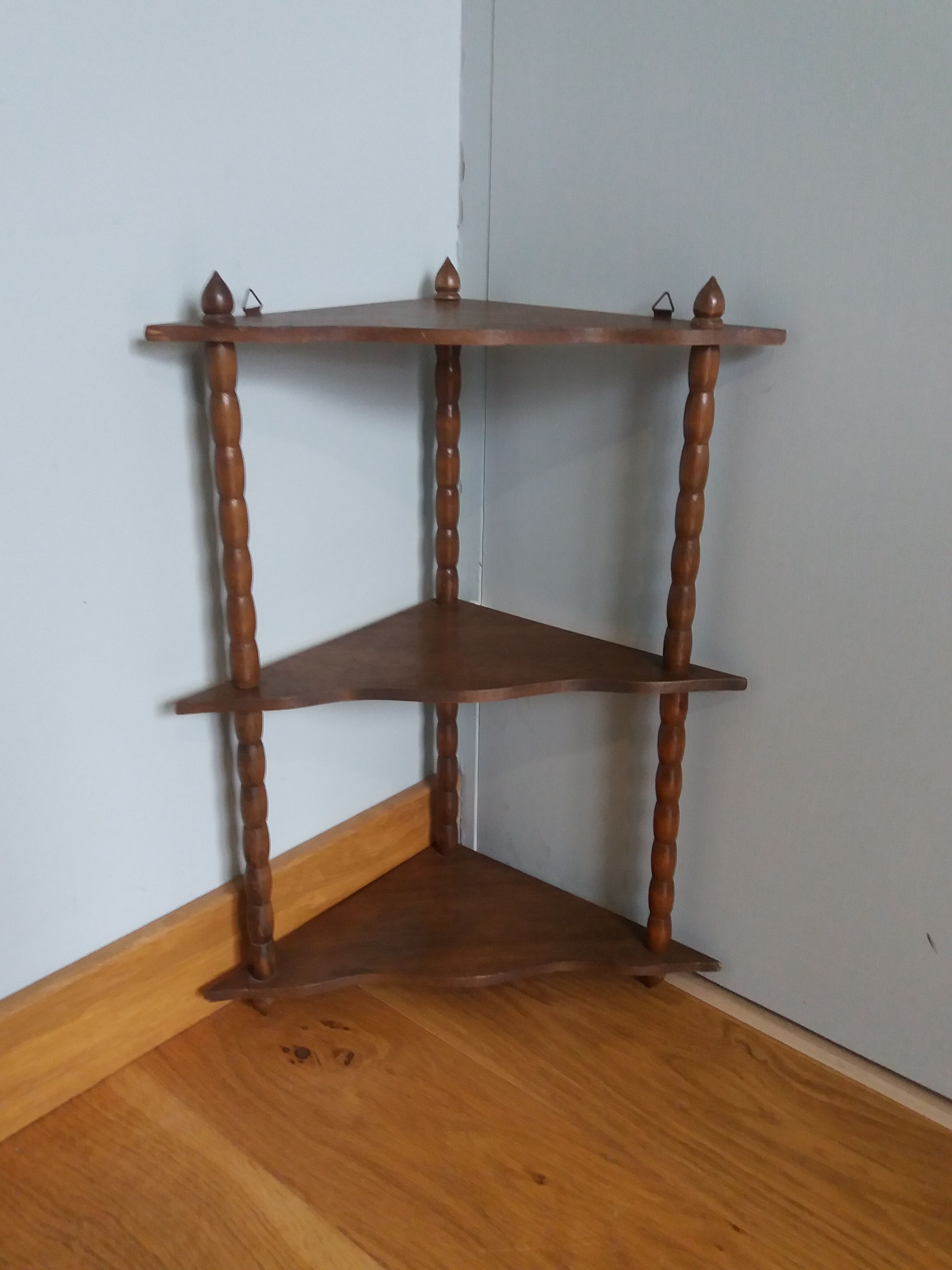 Hanging corner wall shelf