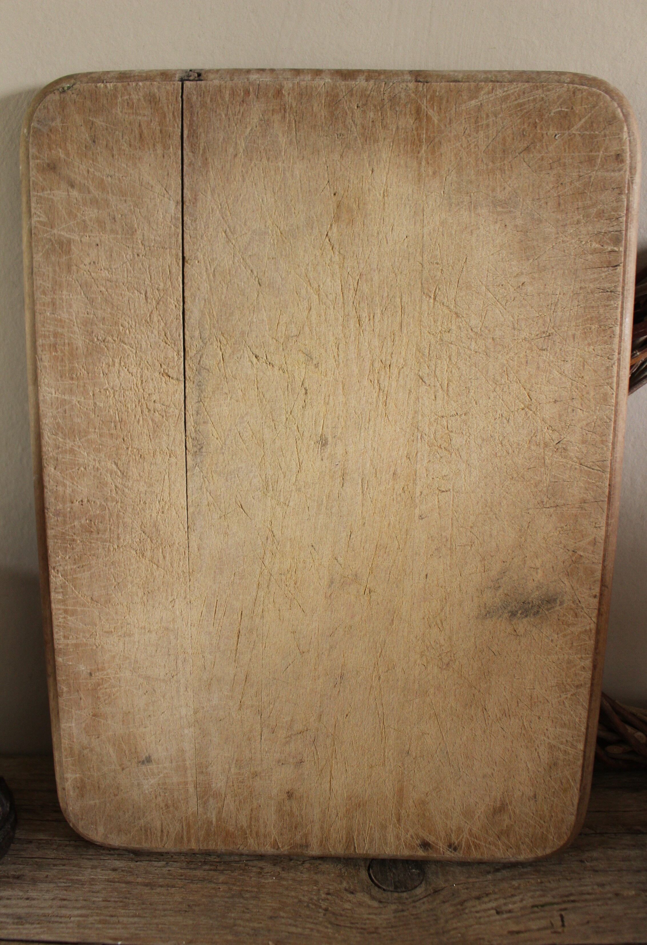 Wooden board to cut rounded edges