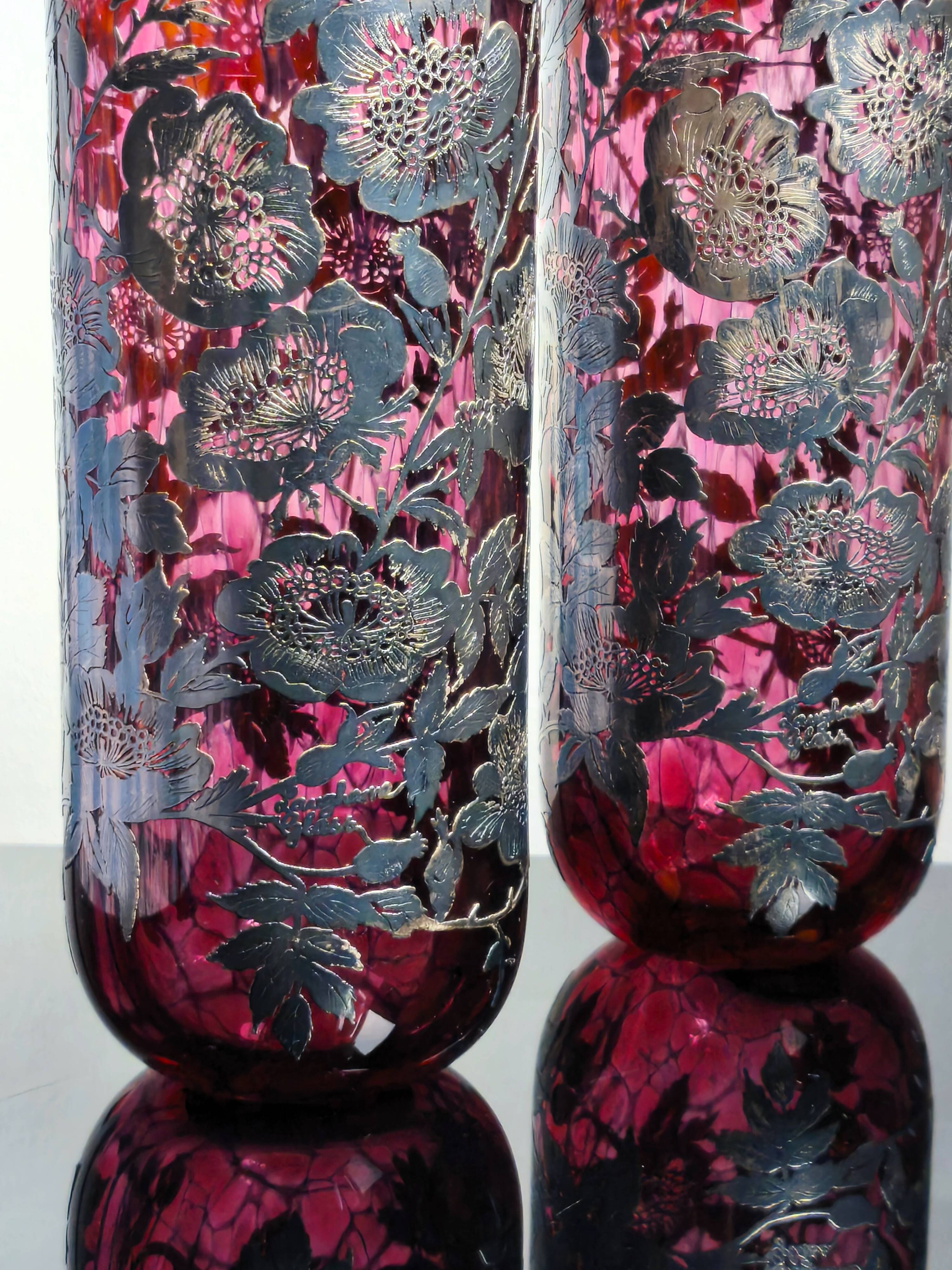 Paire de vases Laugharne avec revêtement en argent, en verre soufflé à la main de couleur rubis marbré.