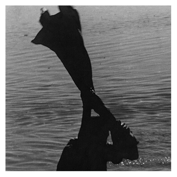 Lessive au bord du fleuve, Inde vers 1960