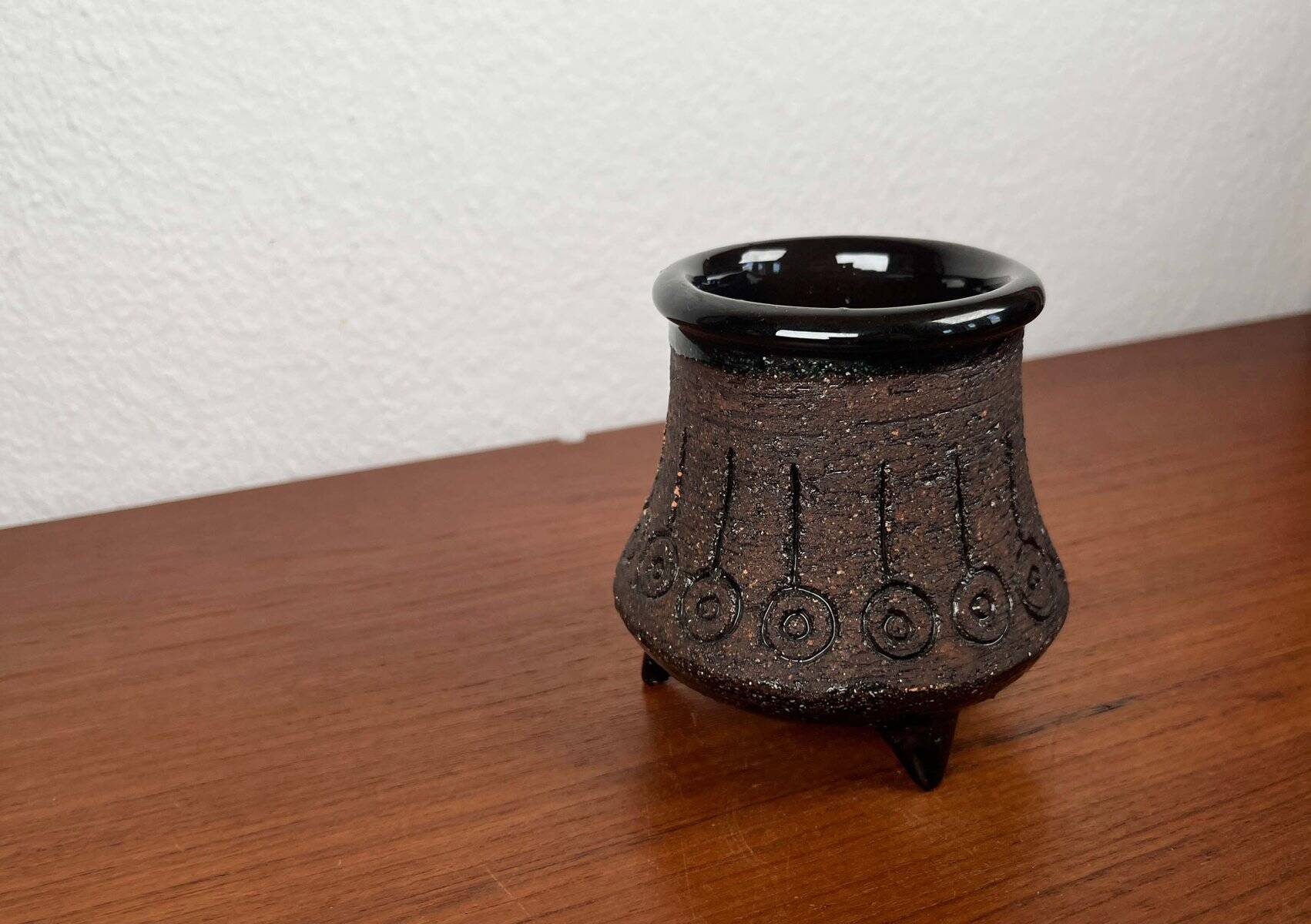 Mid-century studio ceramic tripod vase by Eke Bjeren for Gabriel Keramik, 1960s.