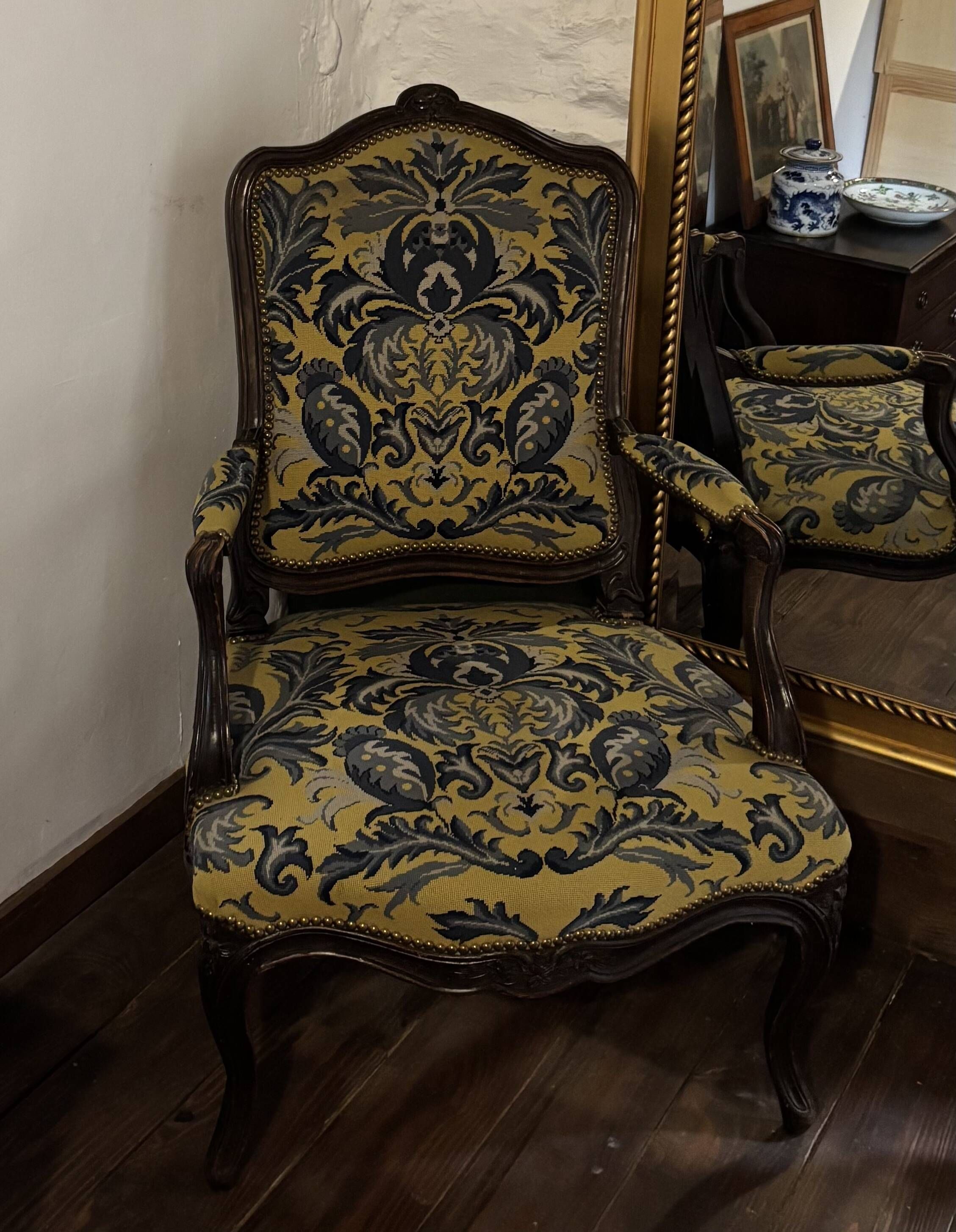 Louis XV style armchair in beech – Yellow/blue damask fabric with floral pattern.