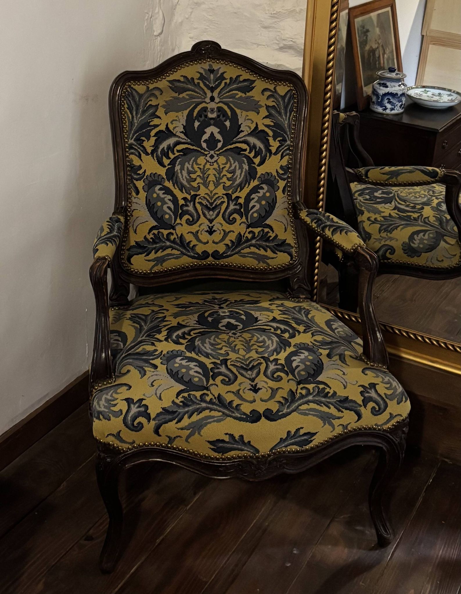 Fauteuil style Louis XV en hêtre – Tissu damassé jaune/bleu motif floraux.