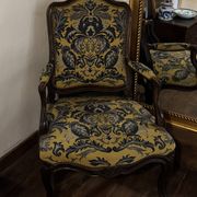Fauteuil style Louis XV en hêtre – Tissu damassé jaune/bleu motif floraux.
