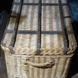 Malle de voyage ancienne en osier, acier et bois