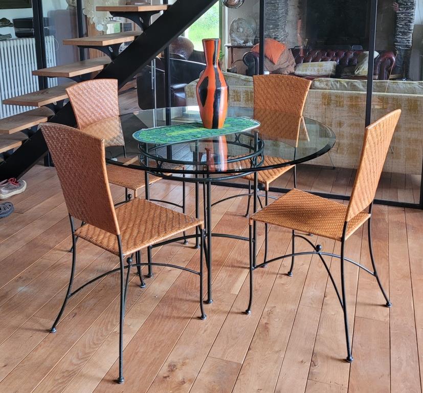 Glass and metal table and its 4 wicker chairs and glass Roche Bobois